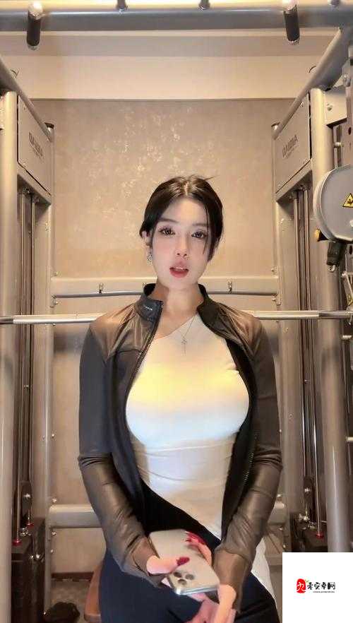 台湾正妹娜娜 甜美长相火辣身材让人无法抗拒